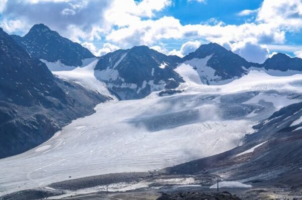 https://www.tricitylocalnews.com/wp-content/uploads/2022/01/Pitztal-Glacier-600x398.jpg